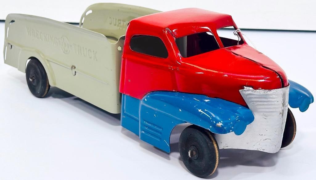 Buddy L Prewar #4013 Wrecking Truck with wooden wheels rare red/blue/gray: Buddy L Prewar #4013 Wrecking Truck with wooden wheels rare red/blue/gray, in C6 or better and made in 1940. This is an extremely rare piece with wooden wheels. Missing the crane.