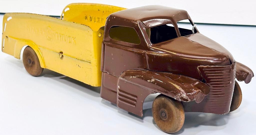 Buddy L Prewar #4017 Delivery Truck with wooden wheels rare brown and yellow: Buddy L Prewar #4017 Delivery Truck with wooden wheels rare brown and yellow, in C6 and made in 1941 to 1942. ?