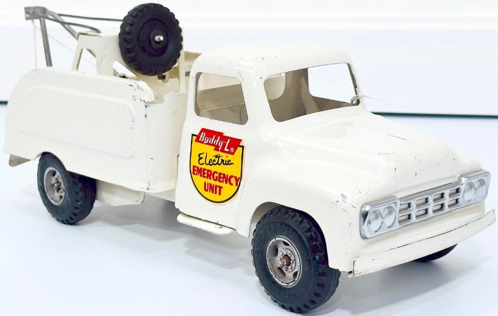 Buddy L Postwar #5537 Emergency Tow Truck white: Buddy L Postwar #5537 Emergency Tow Truck white, in C7 and made in 1958 to 1959.