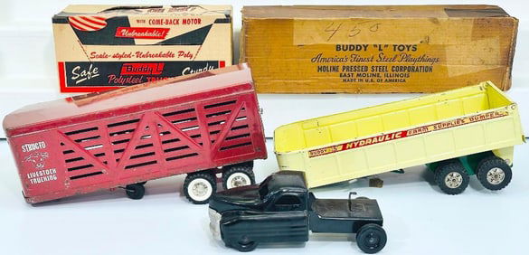 Buddy L Postwar Hydraulic Farm Supplies Dumper Trailer with Tractor and two boxes/ Structo Trailer