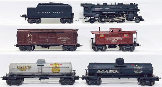 Lionel Prewar O Gauge 1666 black Locomotive and 2666T Tender with Four (4) Assorted Freight Cars