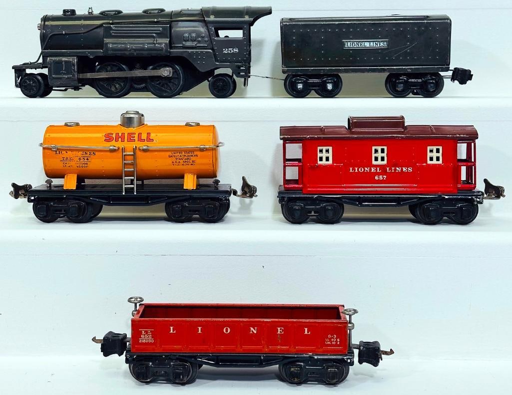 Lionel Prewar O Gauge 258 Gunmetal Locomotive and 2689TX Tender with 654/652/657: Lionel Prewar O Gauge 258 Gunmetal Locomotive and 2689TX Tender with 654/652/657, with the 258 Locomotive in C7 minus, the Gunmetal Tender in C6, the 654 in C7, the 652 in C7 minus and the 657 in C7.