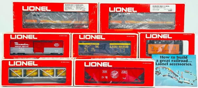 Lionel Modern O Gauge Milwaukee Road F -  3 A Powered Diesel and F -  3 Nonpowered Diesel/Pineapple