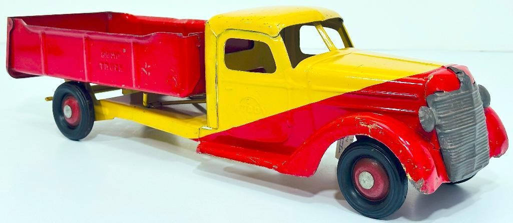 Buddy L Prewar 834 Dump Truck with yellow manufactured in 1938: Buddy L Prewar 834 Dump Truck with yellow manufactured in 1938, in C6 plus for the cab and C6 minus for the dump area.