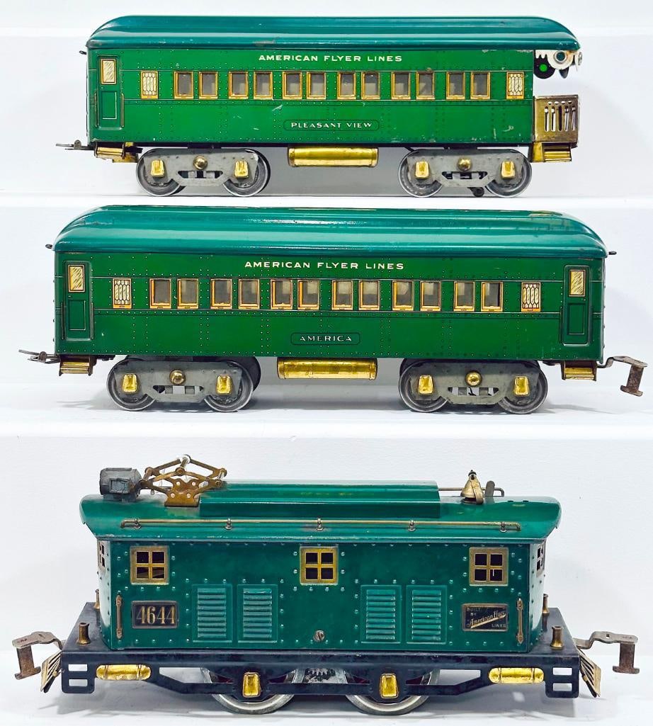 American Flyer Prewar Wide Gauge 4644 green Electric Locomotive and green litho America Pullman Car (1 of 6)