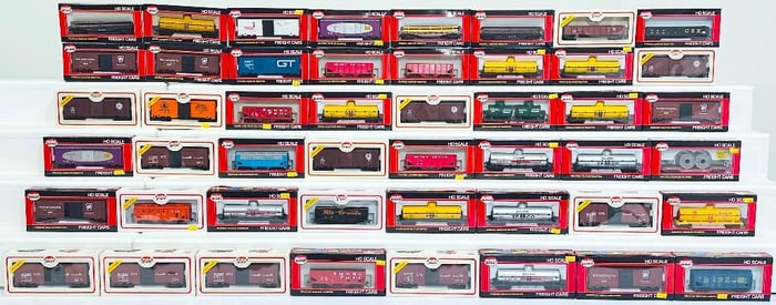Model Power Modern HO Scale 48 Assorted Freight Cars Boxed/Model Power Modern HO Scale Army Soldiers