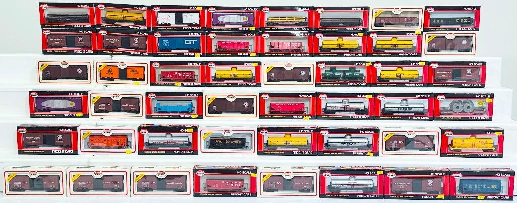 Model Power Modern HO Scale 48 Assorted Freight Cars Boxed/Model Power Modern HO Scale Army Soldiers (1 of 14)