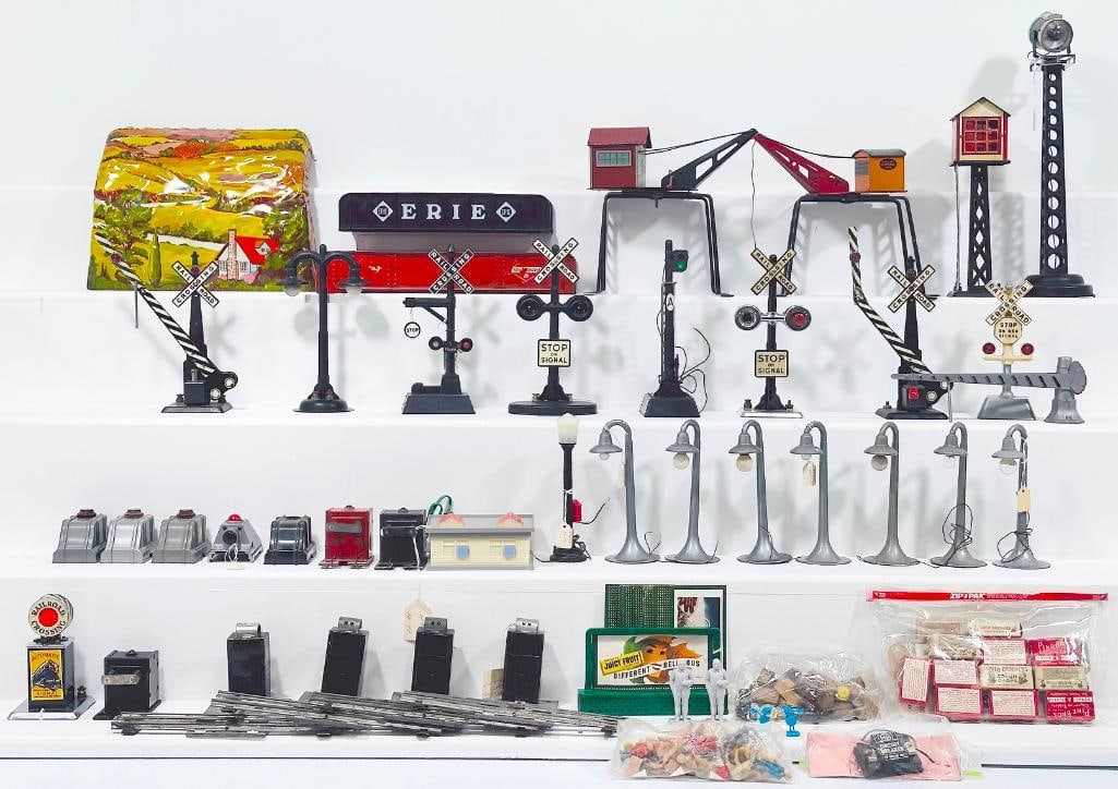 Marx Postwar O Gauge Crane Gantry X2/Assorted Lights/Assorted Crossing Signals: Marx Postwar O Gauge Crane Gantry X2/Assorted Lights/Assorted Crossing Signals, each in C7 or better. Examine pictures closely for what you are bidding for in this Lot.