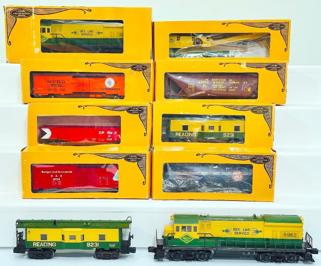 Lionel Modern O Gauge Reading Lines U36A Switcher and U36B Switcher and Eight Assorted Freight Cars (1 of 11)