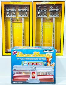 MTH Modern O Gauge Floodlight Tower Set Boxed X2 and Telemania Joe?s Diner Phone Boxed
