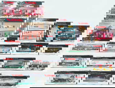 Lionel Modern O Gauge Nineteen (19) Assorted Accessories and Freight Cars Boxed