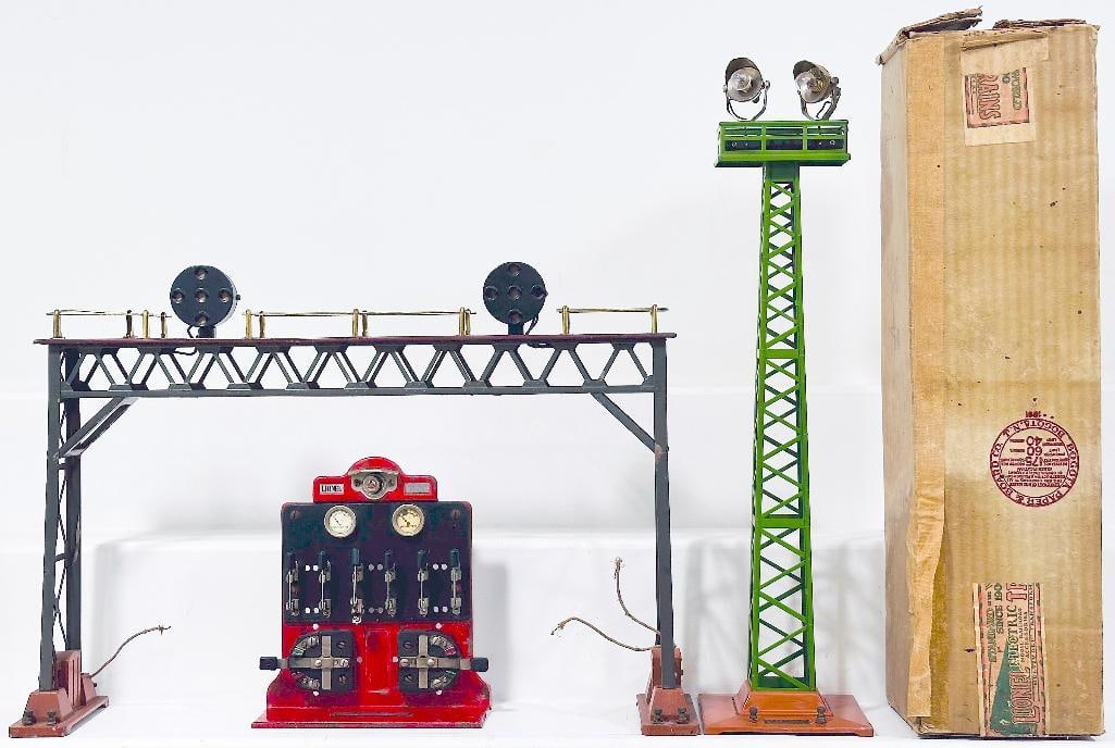 Lionel Prewar 92 Floodlight Tower early colors/ 4400C Panel Board/440 Signal Bridge early colors (1 of 6)