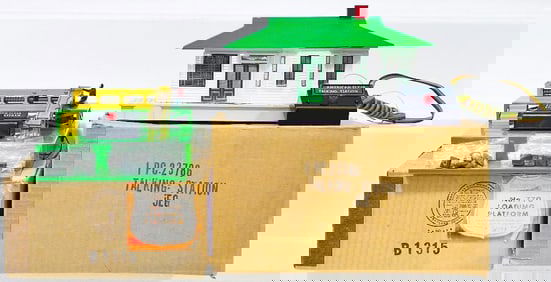 American Flyer Postwar S Gauge 770 Loading Platform and 23786 Talking Station Boxed