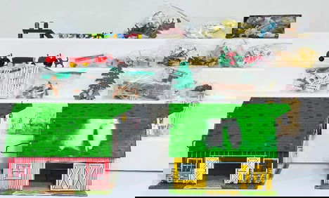 Marx Postwar Barn Accessory with figures X2