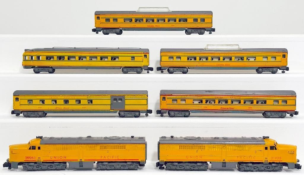 American Flyer Postwar S Gauge Union Pacific 21925 and 21925 - 1 A-A Alco Diesel Units and Five Cars: American Flyer Postwar S Gauge Union Pacific 21925 and 21925 - 1 A - A Alco Diesel Units and Five (5) Assorted Union Pacific Passenger Cars, with the 21925 in C6 plus, the 21925 - 1 in C6 plus, and th