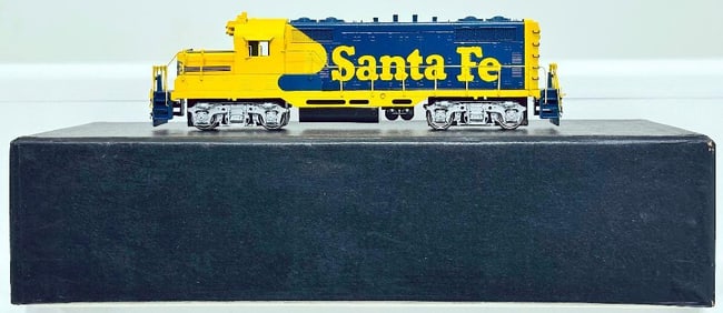 The Train Shop Brass HO Scale Santa Fe GP - 7R Round Roof Boxed