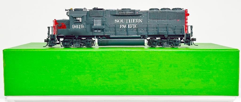 Overland Models Ajin Precision Brass HO Scale SSW [Cotton Belt] GP 60 Switcher Boxed (1 of 7)