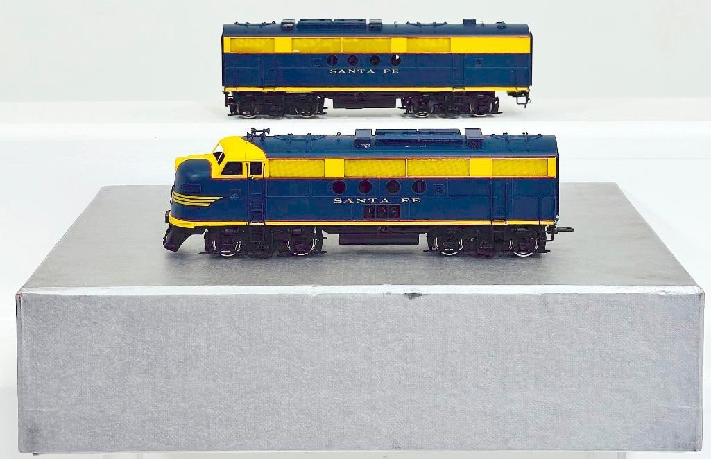 Hallmark Models Samhongsa Brass HO Scale AT&SF A and B Set Dual-Powered Freight Boxed: Hallmark Models Samhongsa Brass HO Scale AT&SF A and B Set Dual - Powered Freight blue and yellow Boxed, in C7 and with its original box. This unit is not operational.