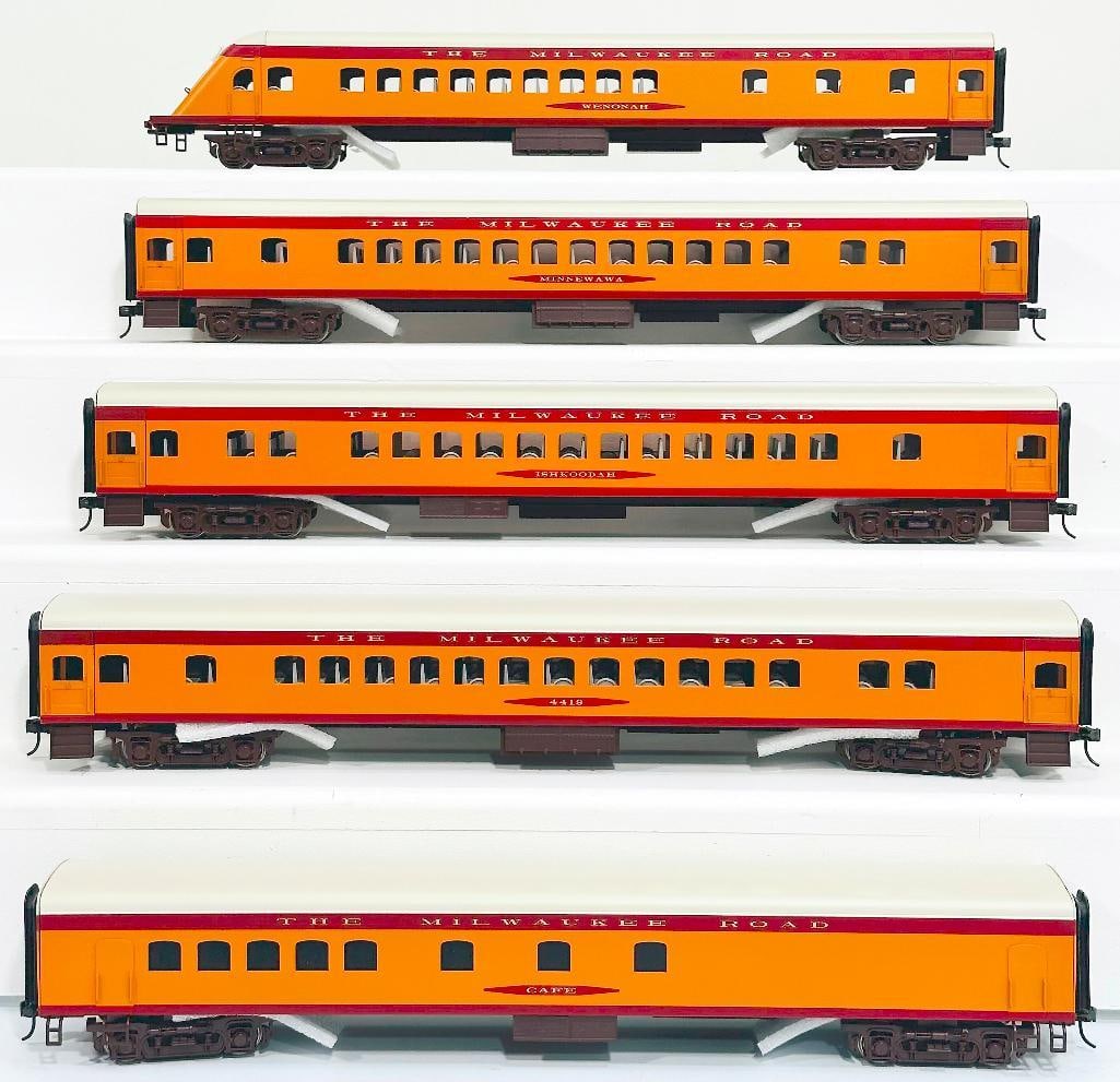 Weaver Models Modern O Gauge Hiawatha 5 - Car Aluminum Passenger Set - Morning Train Boxed: Weaver Models Modern O Gauge Hiawatha 5 - Car Aluminum Passenger Set - Morning Train Boxed, in C8 or better and with its original box.