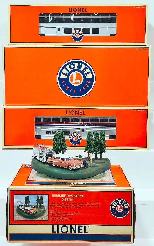 Lionel Modern O Gauge Amtrak Superliner Aluminum Passenger Car 2 Pack Boxed/Summer Vacation Boxed (1 of 5)