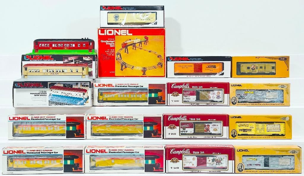 Lionel Modern O Gauge Assorted Freight Cars and Passenger Cars and Roadside Diner with smoke (1 of 8)