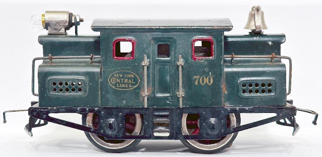 Lionel Prewar O Gauge 700 Dark Green Electric Locomotive (1 of 6)