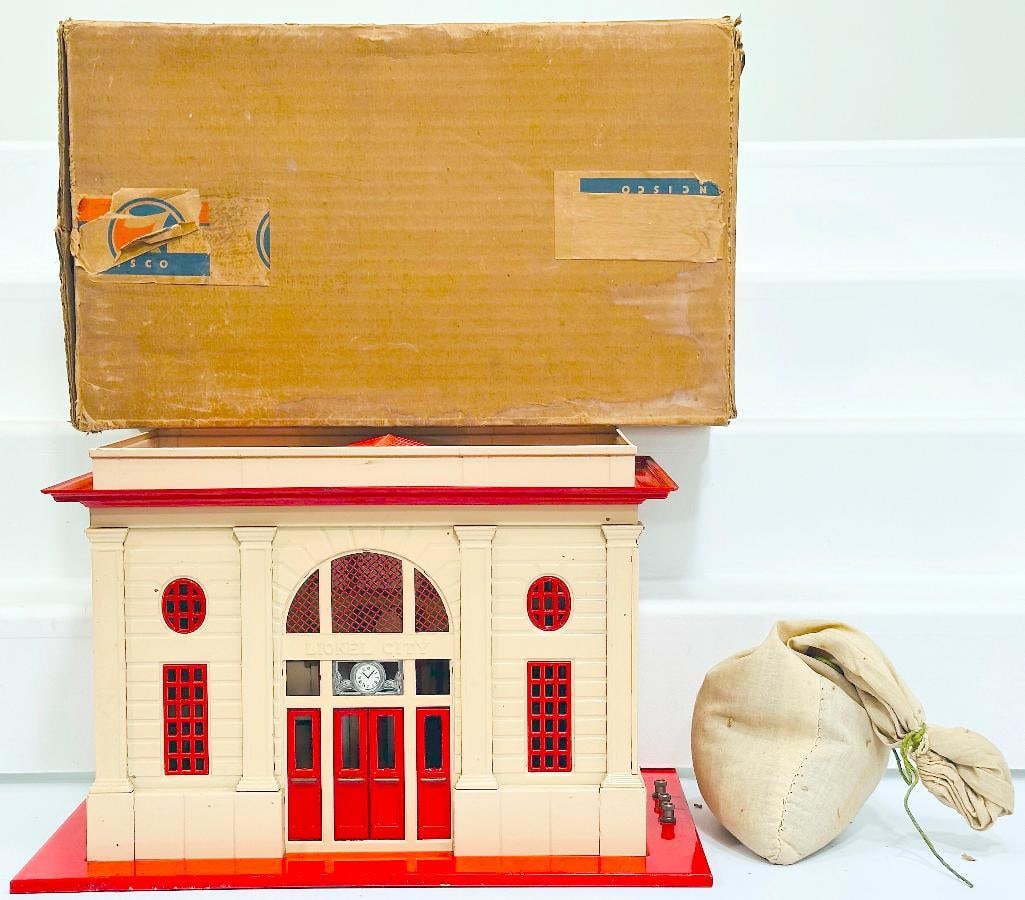 Lionel Prewar 117 Ivory and Red Station (1 of 7)