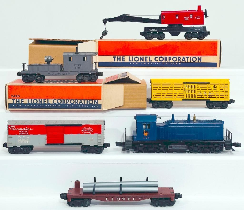 Lionel Postwar O Gauge 621 Jersey Central Switcher and Four (4) Assorted Freight Cars (1 of 8)