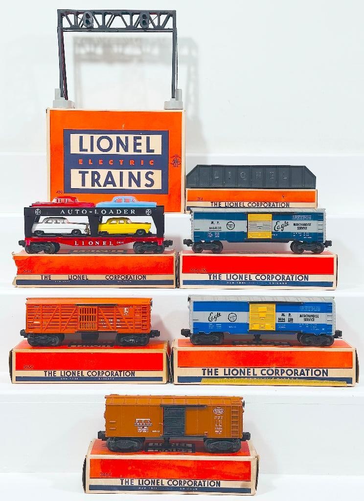 Lionel Postwar O Gauge Five (5) Assorted Freight Cars/214 Plate Girder Bridge/450 Operating Signal B (1 of 10)