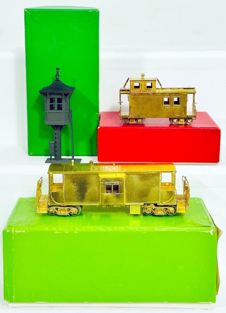 Overland Models Modern Union Pacific CA - 11 Caboose Boxed and Lackawanna Elevated Crossing Shanty (1 of 8)