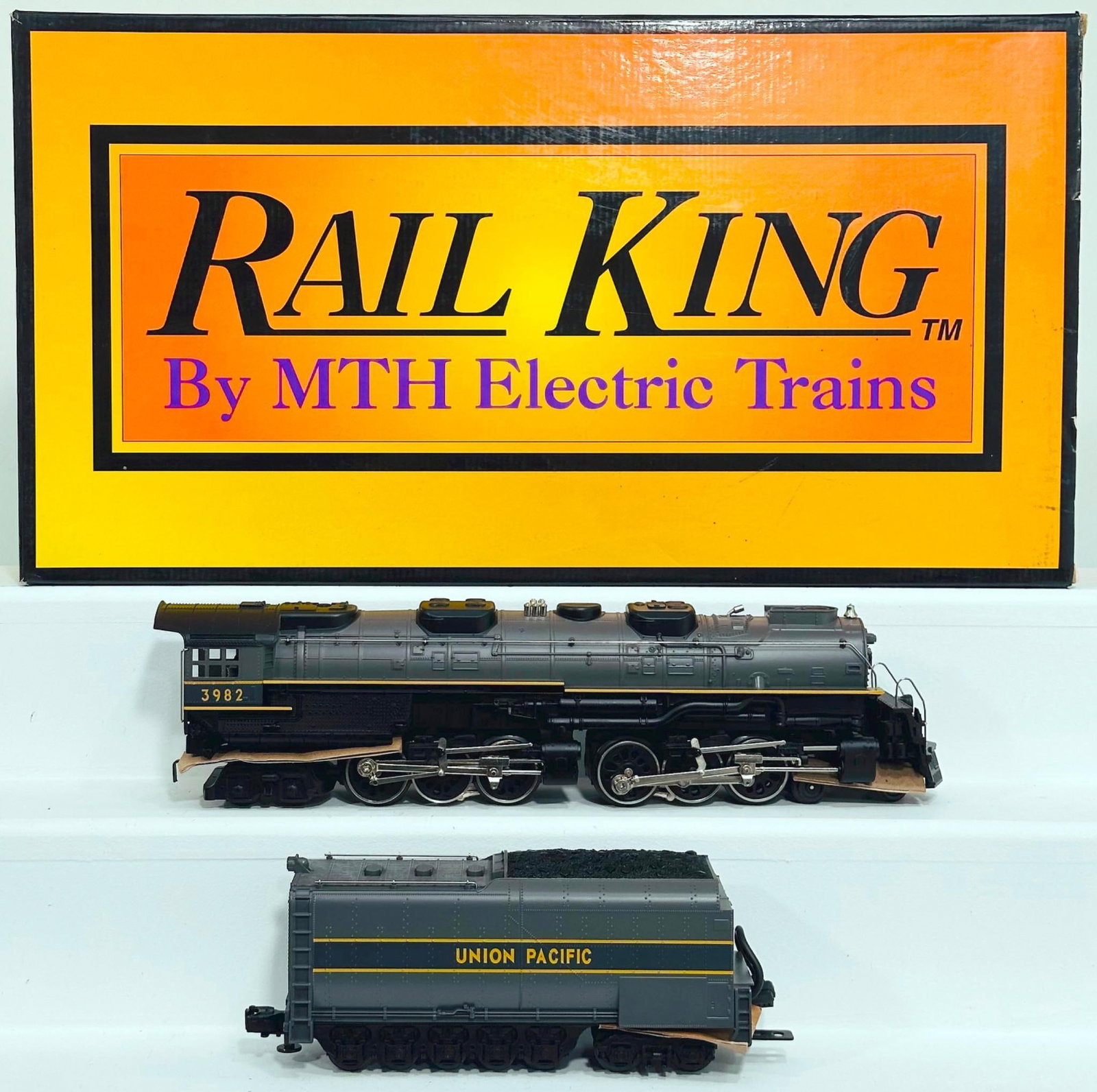 MTH Rail King Modern O Gauge Union Pacific Challenger two-tone Gray 4–6–6–4 Locomotive and (1 of 8)