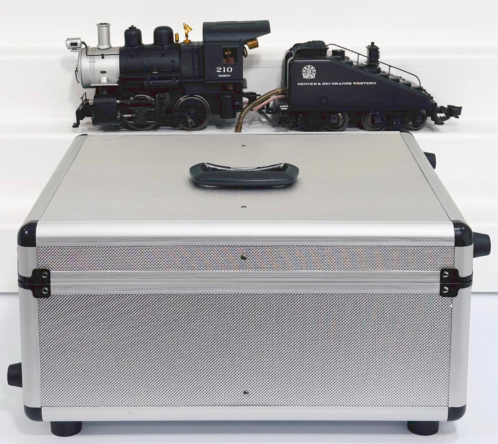Aristo Craft Modern G Scale Live Steam Locomotive and Tender in Aluminum Suitcase (1 of 11)