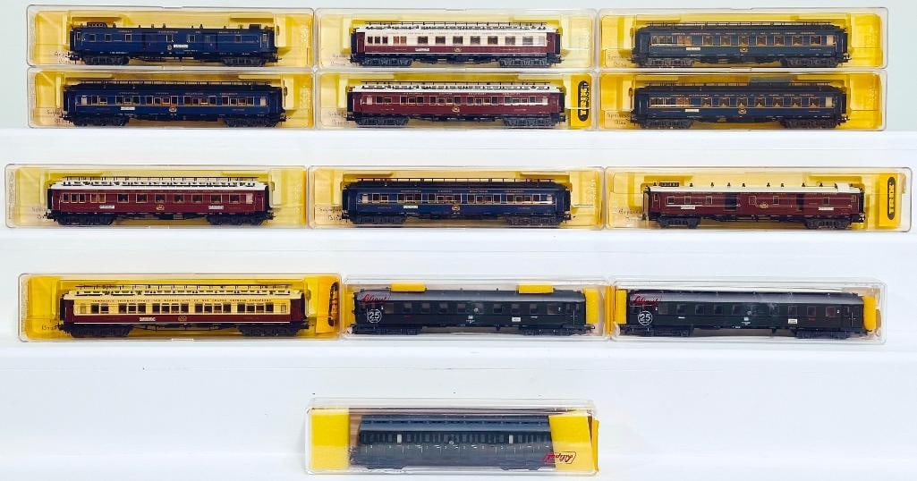Trix Postwar HO Scale Ten (10) Assorted Vintage Passenger Cars with Plastic Case (1 of 6)