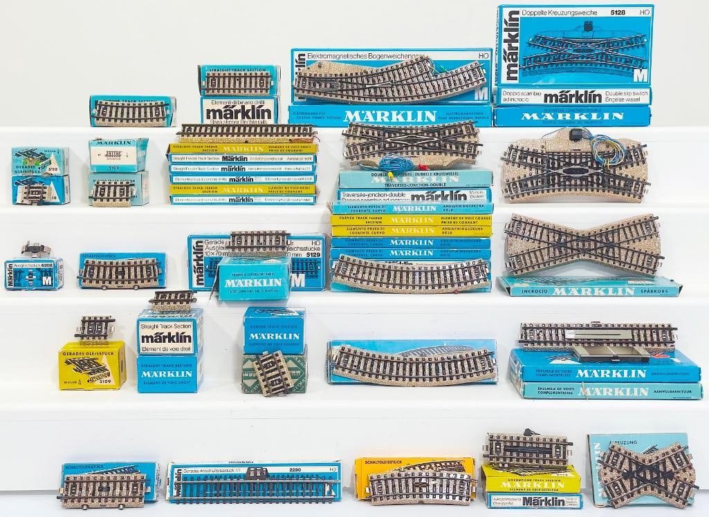 Marklin Modern HO Scale Assorted Track Pieces and Crossovers Boxed (1 of 4)