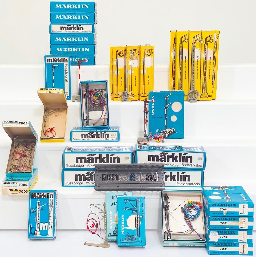 Marklin Modern HO Scale Assorted Streetlights and Track Pieces Boxed (1 of 4)