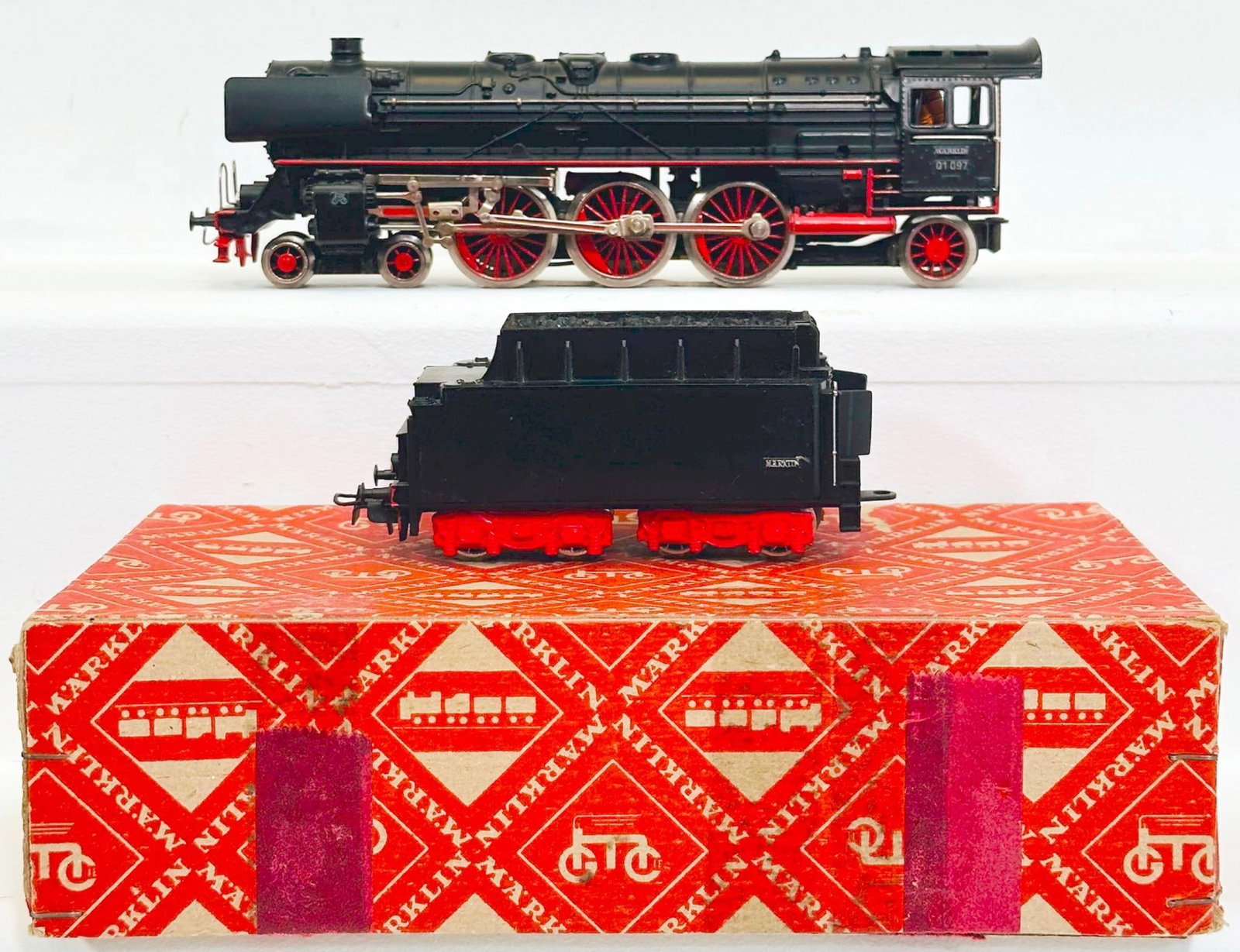 Marklin Postwar HO Scale F - 800 4-6-2 Steam Locomotive and 8 Wheel Tender (1 of 8)