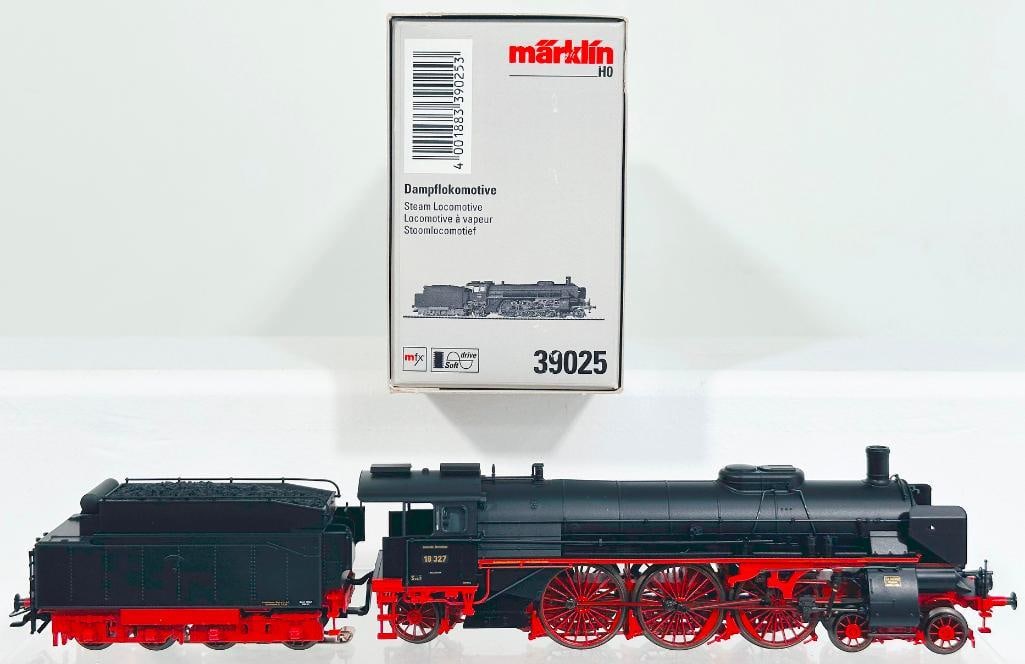 Marklin Modern HO Scale #39025 4 - 6 - 2 BR 18.3 Locomotive and Tender Epoch II Boxed (1 of 8)