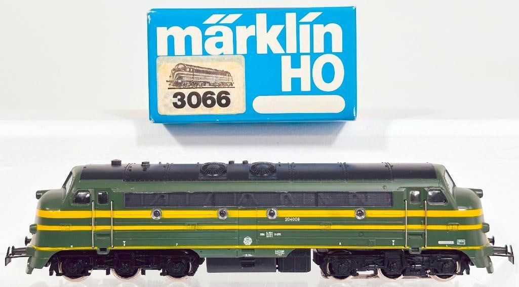 Marklin Postwar HO Scale #3066 Diesel Locomotive Boxed (1 of 8)