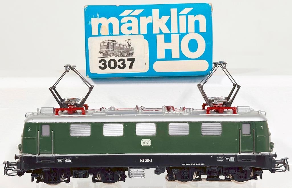 Marklin Postwar HO Scale #3037 Electric Locomotive Boxed (1 of 8)