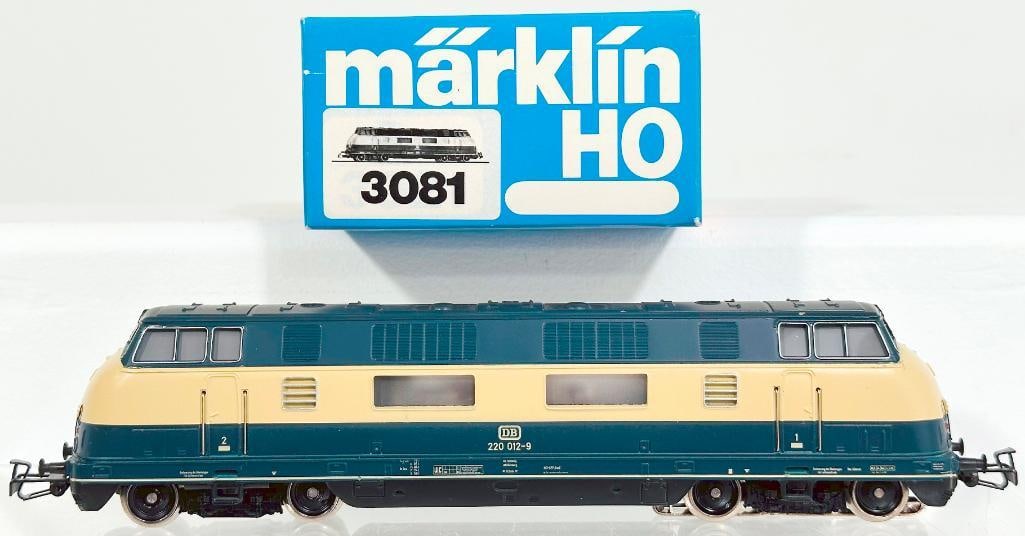 Marklin Postwar HO Scale #3081 DB Electric Locomotive Boxed: Marklin Postwar HO Scale #3081 DB Electric Locomotive Boxed, in C8 or better with its original box - conventional.