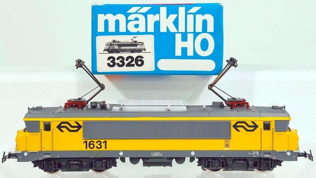 Marklin Postwar HO Scale #3326 Electric Locomotive Boxed: Marklin Postwar HO Scale #3326 Electric Locomotive Boxed, in C8 or better with its original box - conventional.