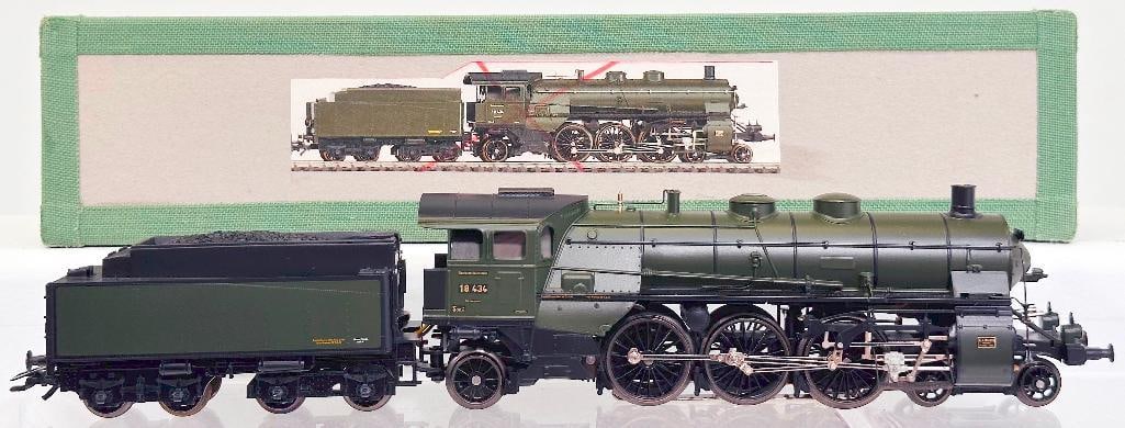 Marklin Modern HO Scale #28506 4 - 6 -- 2 BR 18 Locomotive and Tender (1 of 8)