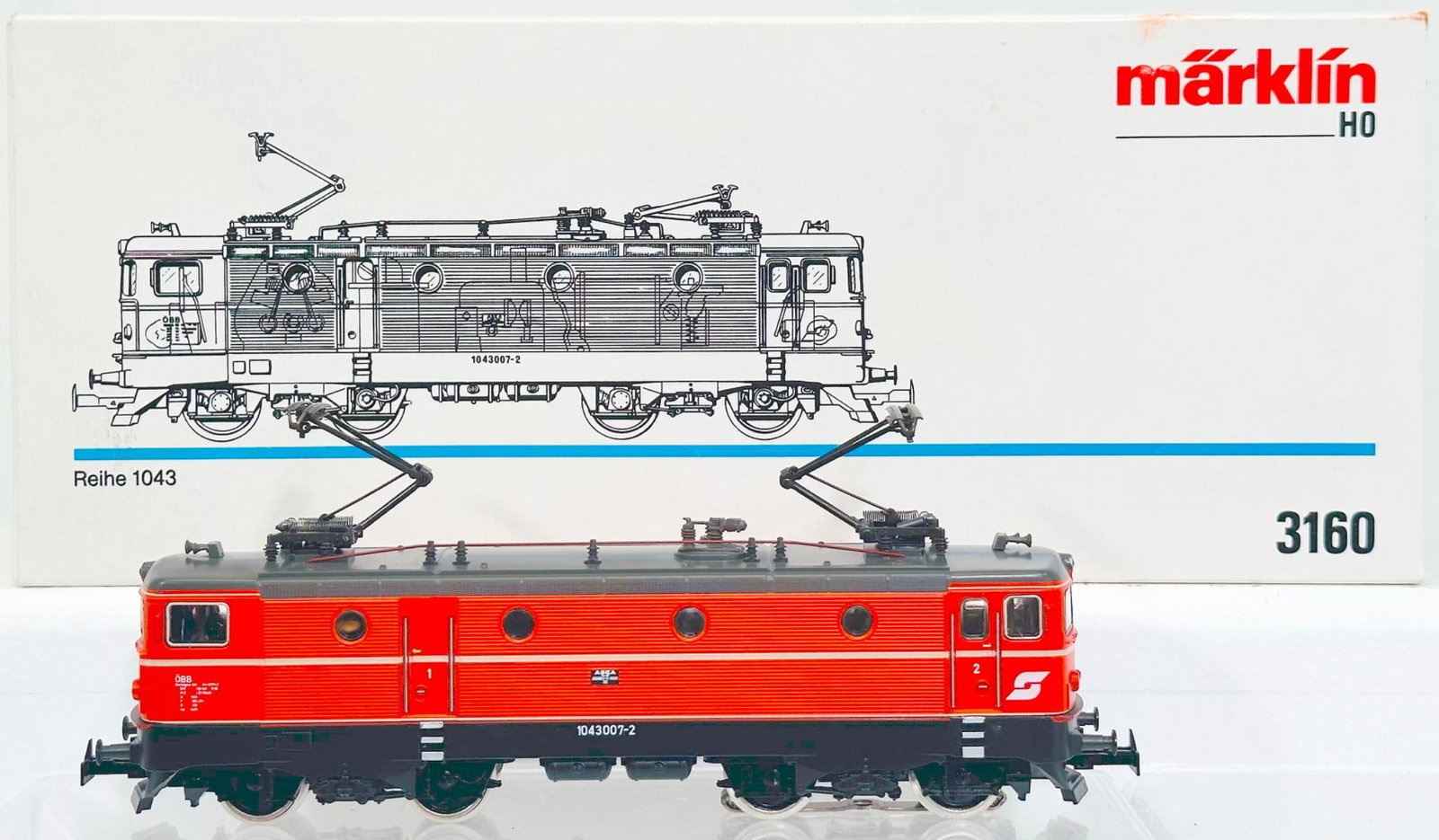 Marklin Modern HO Scale #3160 OBB Reihe 1043 Electric Locomotive Boxed: Marklin Modern HO Scale #3160 OBB Reihe 1043 Electric Locomotive Boxed, in C8 or better and with its original box - conventional. Length is 11 inches.