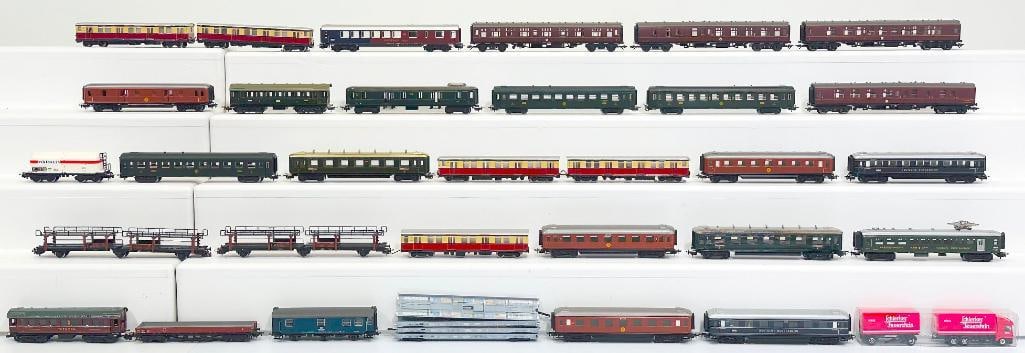 Various Manufacturers Modern HO Scale Thirty-three (33) Assorted Passenger Cars and Freight Cars (1 of 16)