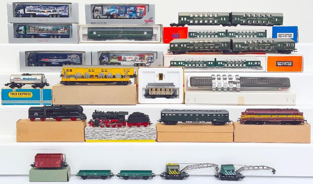 Marklin Postwar HO Scale Flat Cars with Marklin Cranes for loads/Marklin Extended Freight Car (1 of 12)