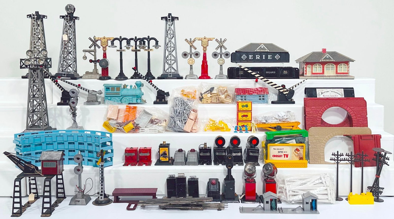Marx Postwar O Gauge Assorted Accessories: Marx Postwar O Gauge Assorted Accessories - Beacon Towers - Gantry Crane - Girder Bridge - Signals, and so much more, in C6 to C7; this Lot is being sold in as shown in the photos. Due to the size