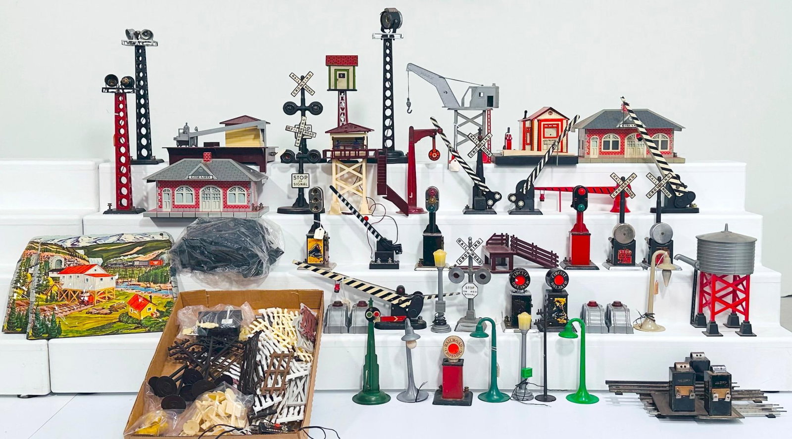 Marx Postwar O Gauge Assorted Accessories: Marx Postwar O Gauge Assorted Accessories - Beacon Towers - Gantry Crane - Girder Bridge - Signals, and so much more, in C6 to C7; this Lot is being sold in as shown in the photos. Due to the size