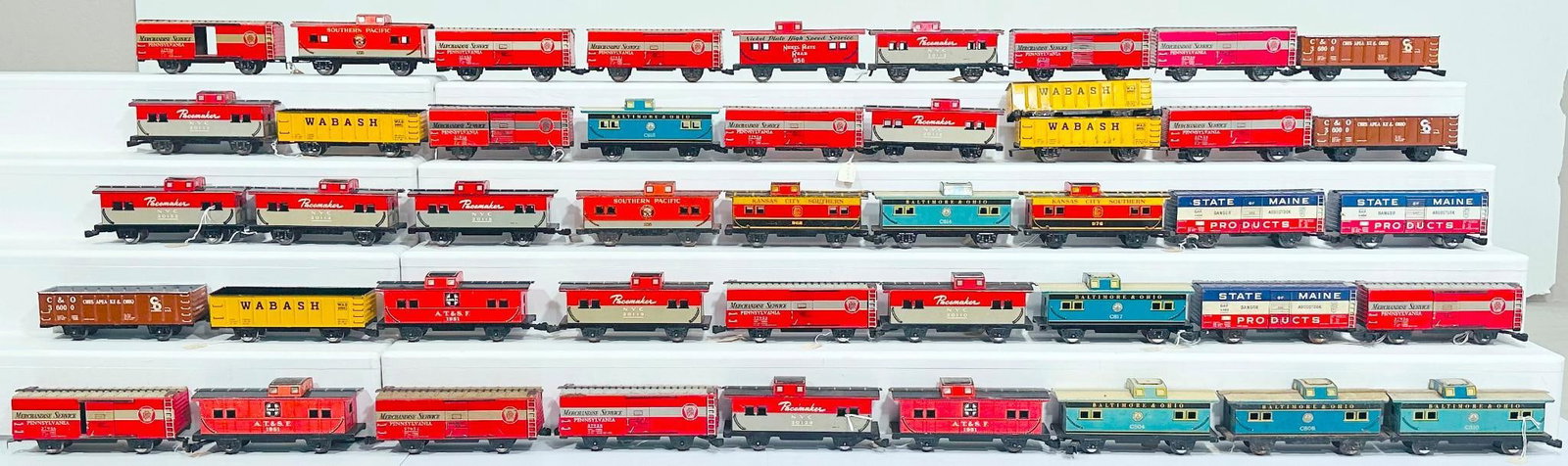 Marx Postwar O Gauge Assorted 4 Wheel Freight Cars-Assorted 4 Wheel Cabooses: Marx Postwar O Gauge Assorted 4 Wheel Freight Cars - Assorted 4 Wheel Cabooses - Assorted 4 Wheel Gondolas - Assorted 4 Wheel Box Cars, each in C6 to C7. Due to the size and volume of this Lot, it