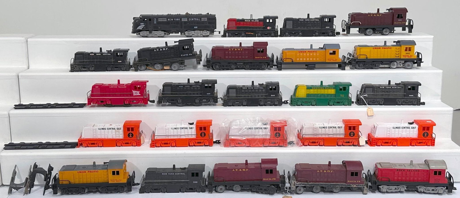 Marx Postwar O Gauge Assorted Switchers-Assorted Illinois Central Gulf Switchers - NYC A Diesel Unit: Marx Postwar O Gauge Assorted Switchers - Assorted Illinois Central Gulf Switchers - New York Central A Diesel Unit, each in C6 to C7. Due to the size and volume of this Lot, it will be costly to