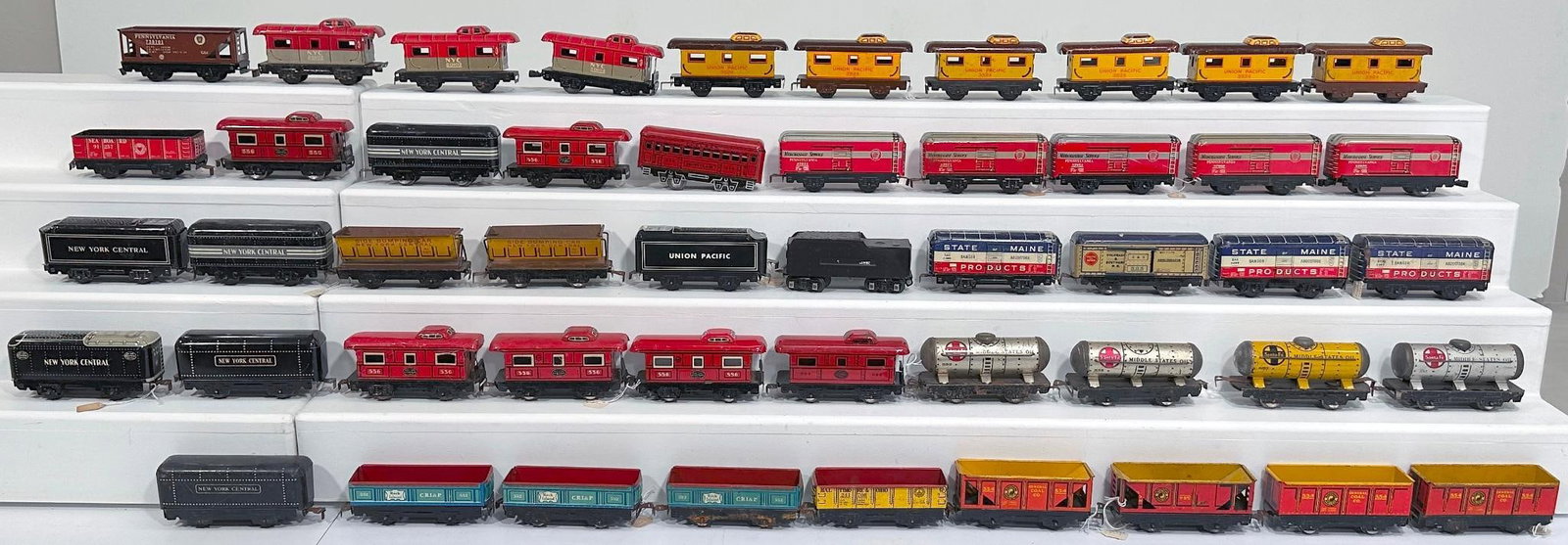 Marx Prewar and Postwar O Gauge Assorted 4 Wheel Cabooses - Assorted 4 Wheel Tenders: Marx Prewar and Postwar O Gauge Assorted 4 Wheel Cabooses - Assorted 4 Wheel Tenders - Assorted 4 Wheel Box Cars - Assorted 4 Wheel Gondolas/Assorted 4 Wheel Tank Cars, each in C6 to C7. Due to the